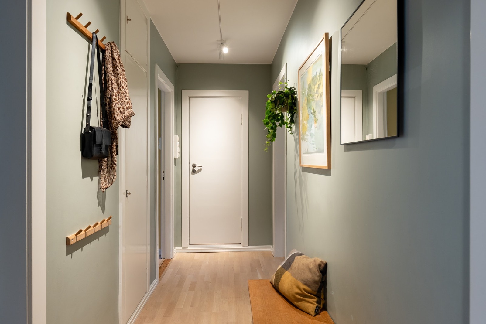 Entréen gir umiddelbart et godt førsteinntrykk av boligen og er knutepunktet i boligen. Galleribilde