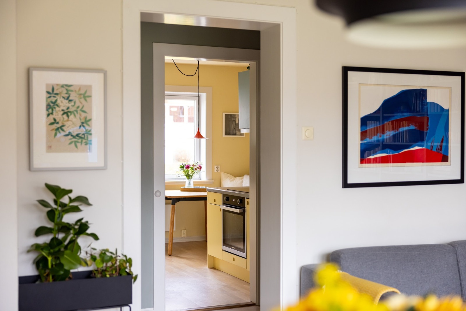 Boligens kjøkken ligger fint plassert på motsatt side av stuen. Galleribilde