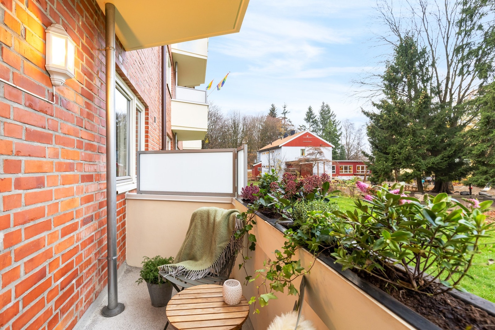 Den sydvestvendte plasseringen byr på gode solforhold. På sommerstid får du solen fra formiddag til rundt solnedgang. Galleribilde