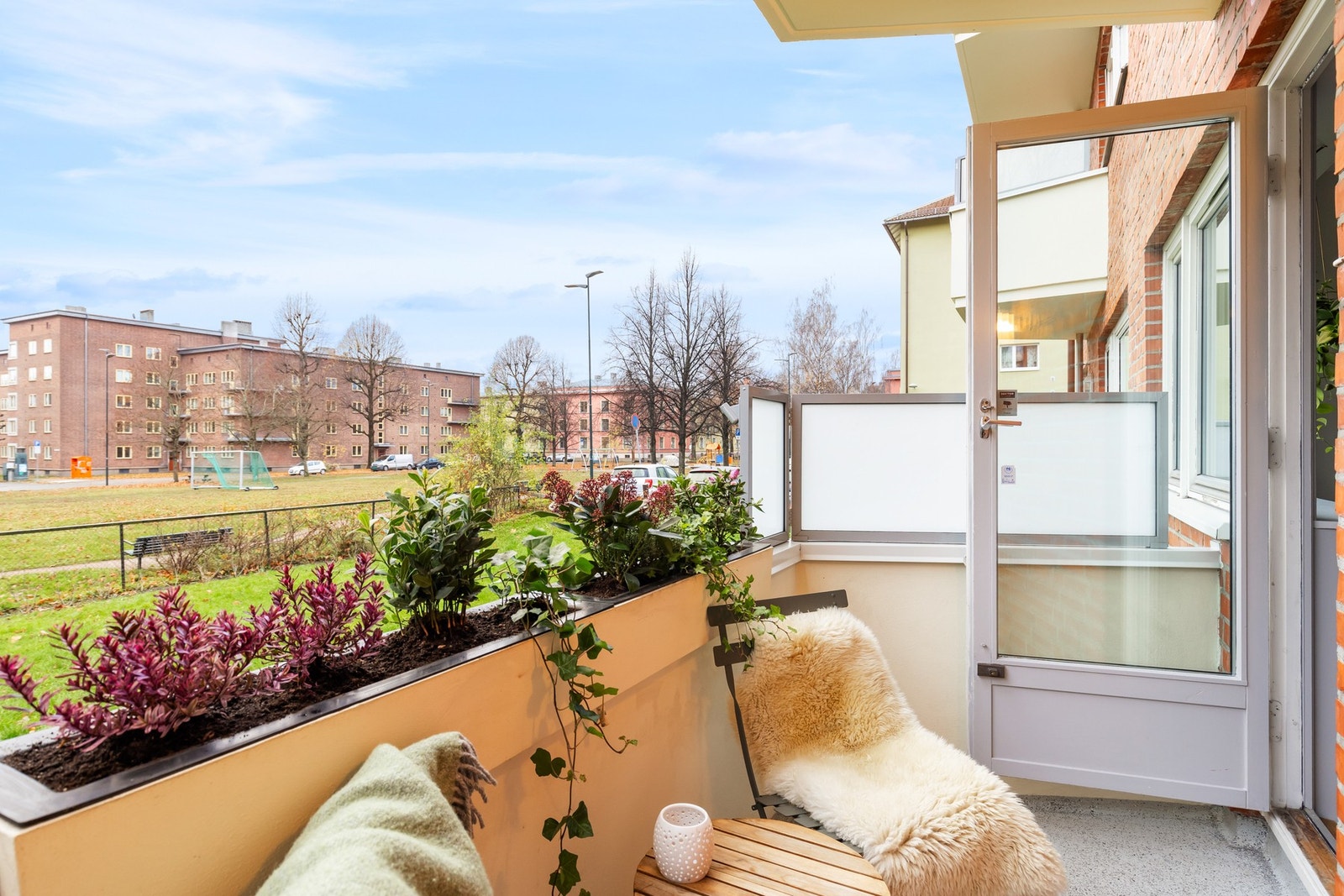 På sommerstid vil uteplassen oppleves som en forlengelse av stue, hvor balkongdøren for det meste vil stå åpen. Galleribilde