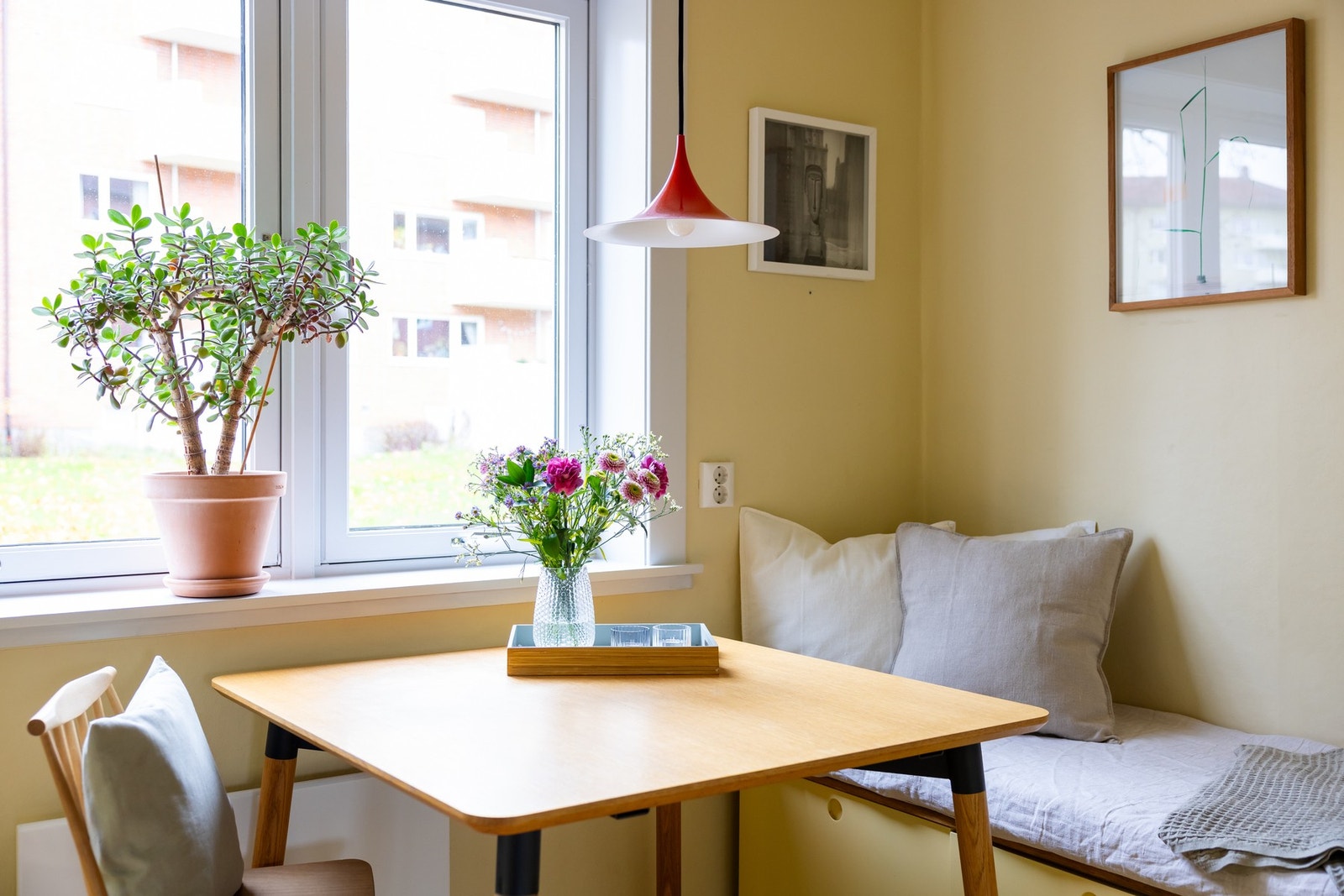 Ved vinduet er det en hyggelig nisje med plassbygget sittebenk. Galleribilde