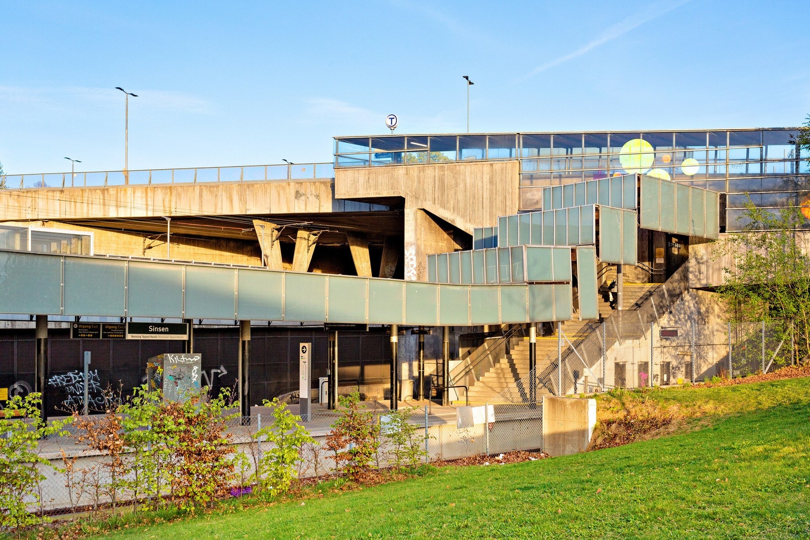 Kort vei til offentlig kommunikasjon som Sinsen T-bane, buss og trikk. Galleribilde