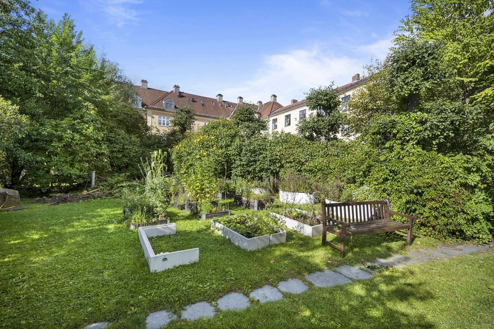 Borettslaget har parsellhager for de som ønsker å dyrke grønnsaker/planter Galleribilde