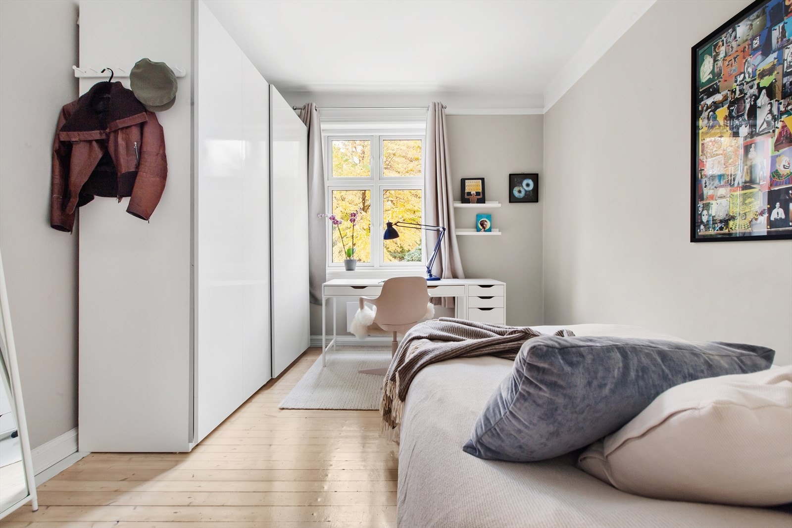 Det er godt med skapplass i stor skyvedørsgarderobe Galleribilde