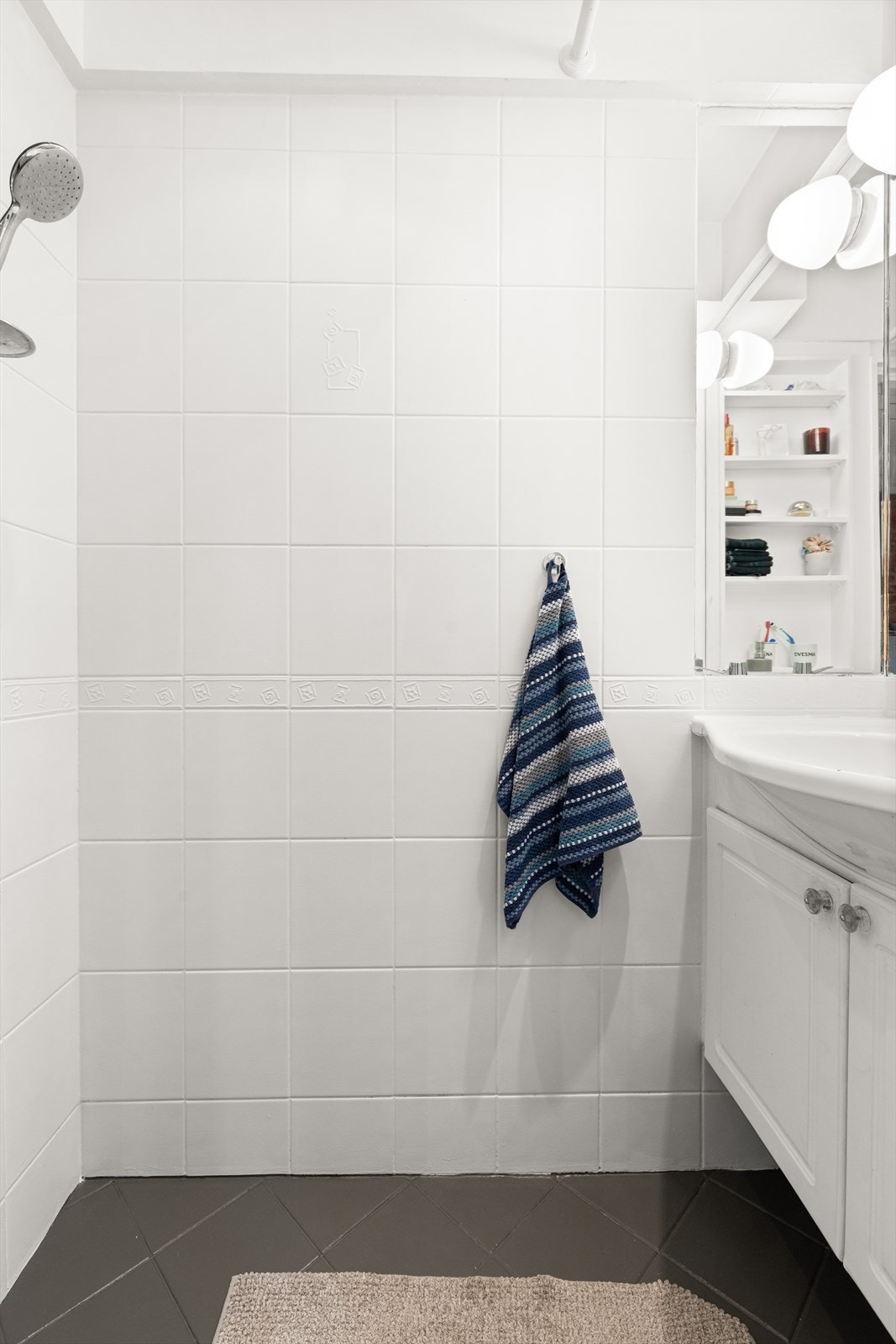 Det er kommet en ny avskalling på vasken på badet. Borettslaget vurderer fortløpende å ta soilrørene. Galleribilde