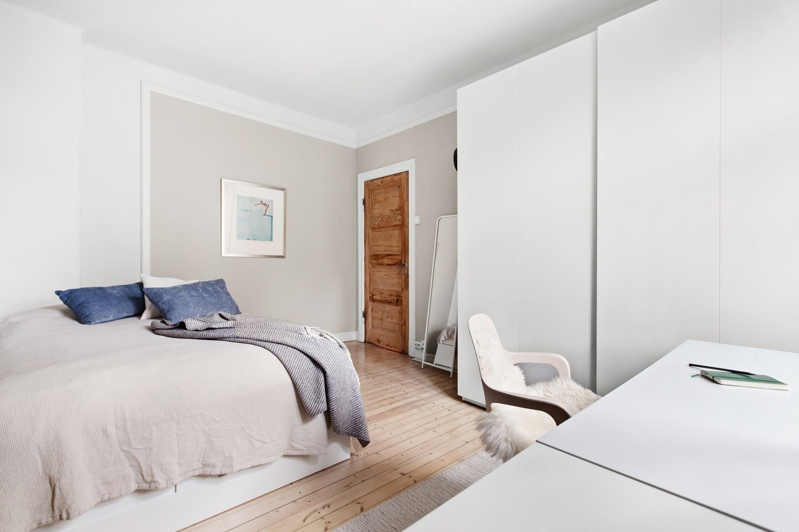 Det er godt med skapplass i stor skyvedørsgarderobe Galleribilde