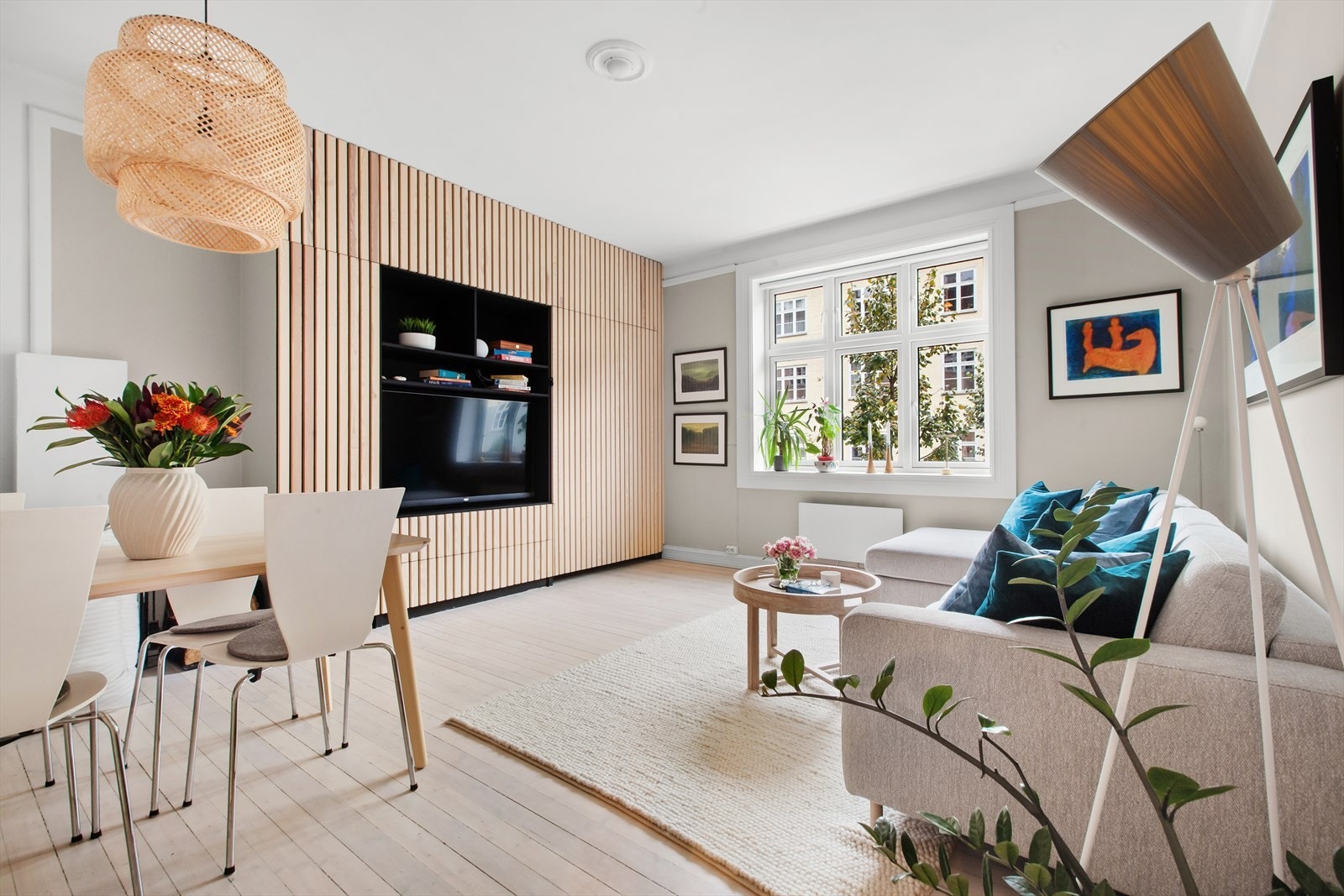 Stuen har en klassisk planløsning med god plass til sofagruppe og spisebord. Galleribilde