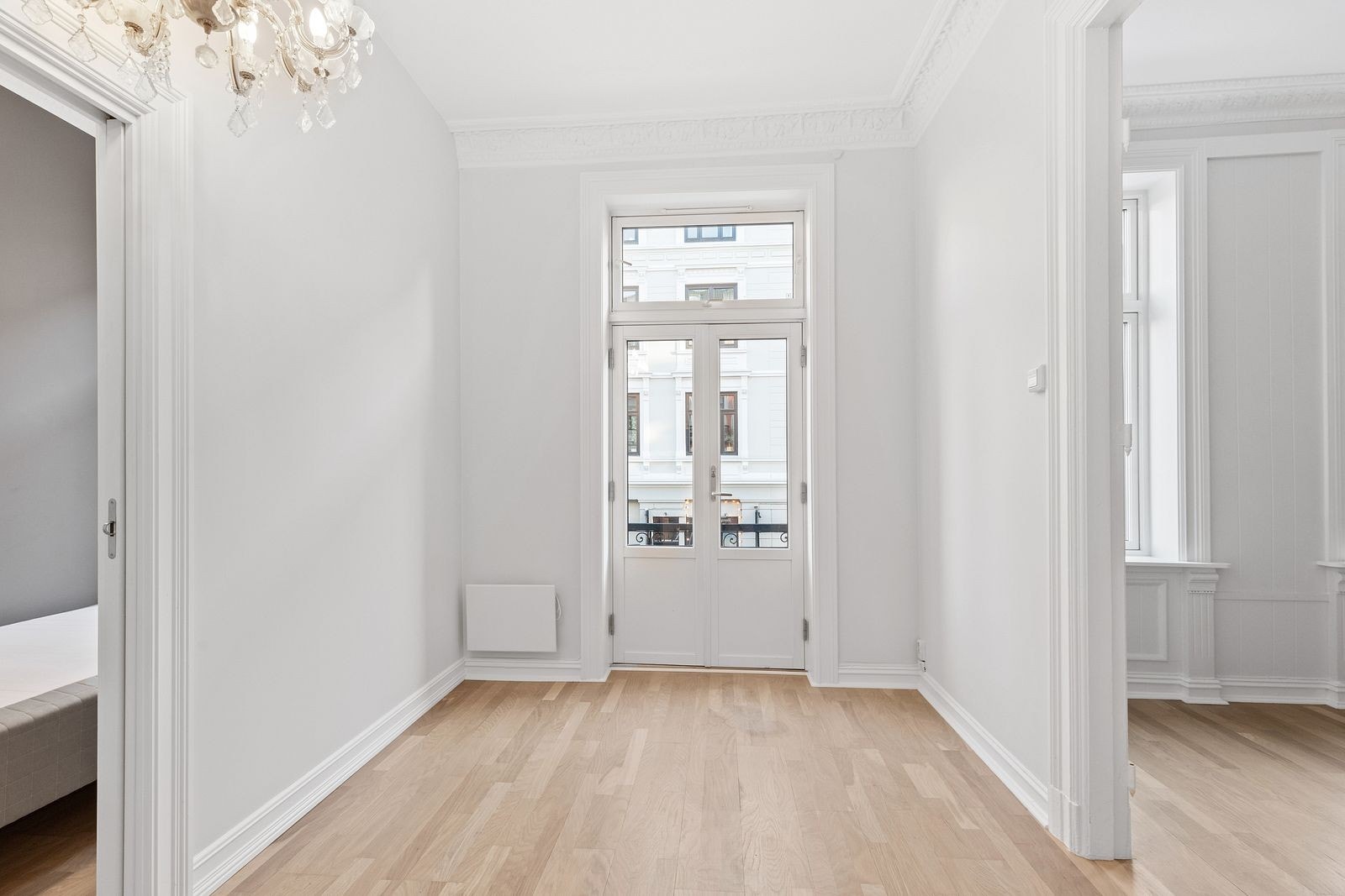 Kjøkken - god mulighet for spiseplass, samt dør til fransk luftebalkong. Galleribilde