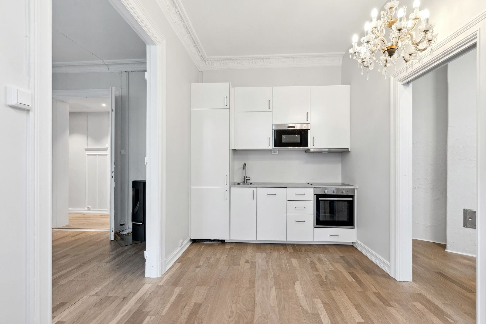 Kjøkken - nyere kjøkken med integrert kjøl/frys, oppvaskmaskin, micro og komfyr/platetopp. Galleribilde