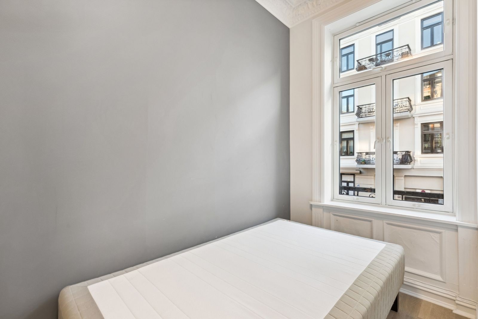 Soverom 3 - God plass til seng og mulighet for oppbevaring i andre enden av rommet. Galleribilde