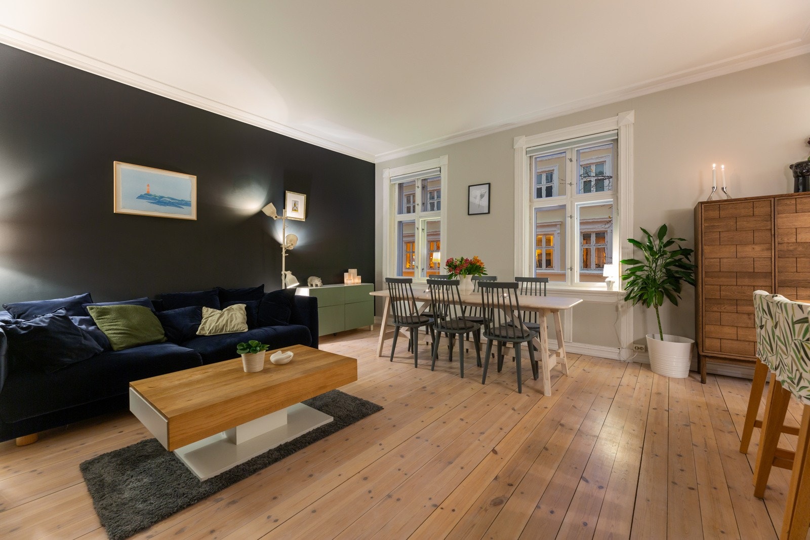 Leiligheten ligger i en klassiske bygård med bevart sjarm og sjel. Galleribilde