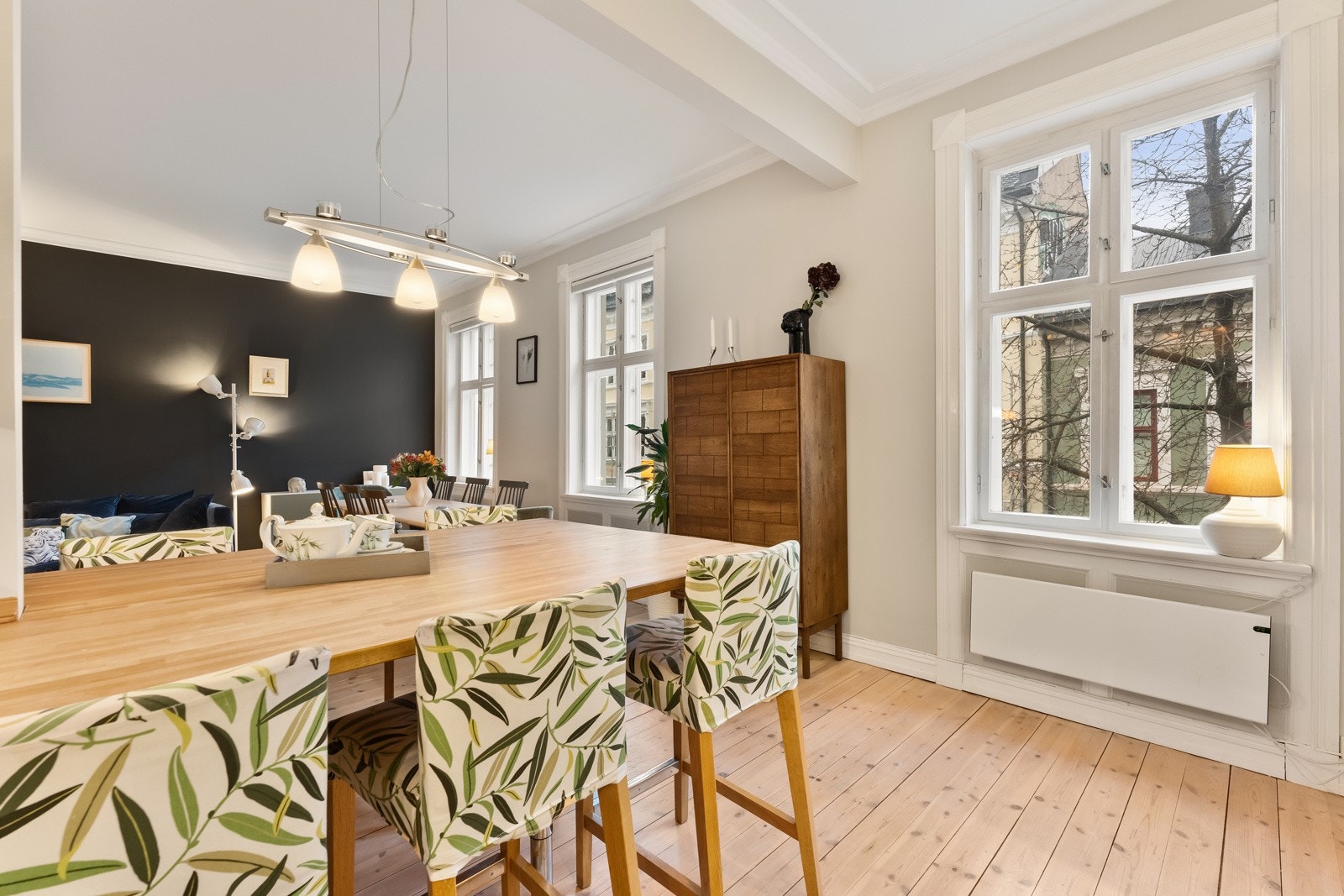 Som en forlengelse av kjøkkenbenken er en hyggelig spiseplass. Galleribilde