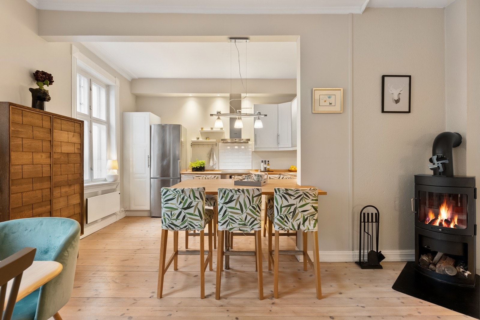 Moderne delvis åpen stue- og kjøkkenløsning. Galleribilde