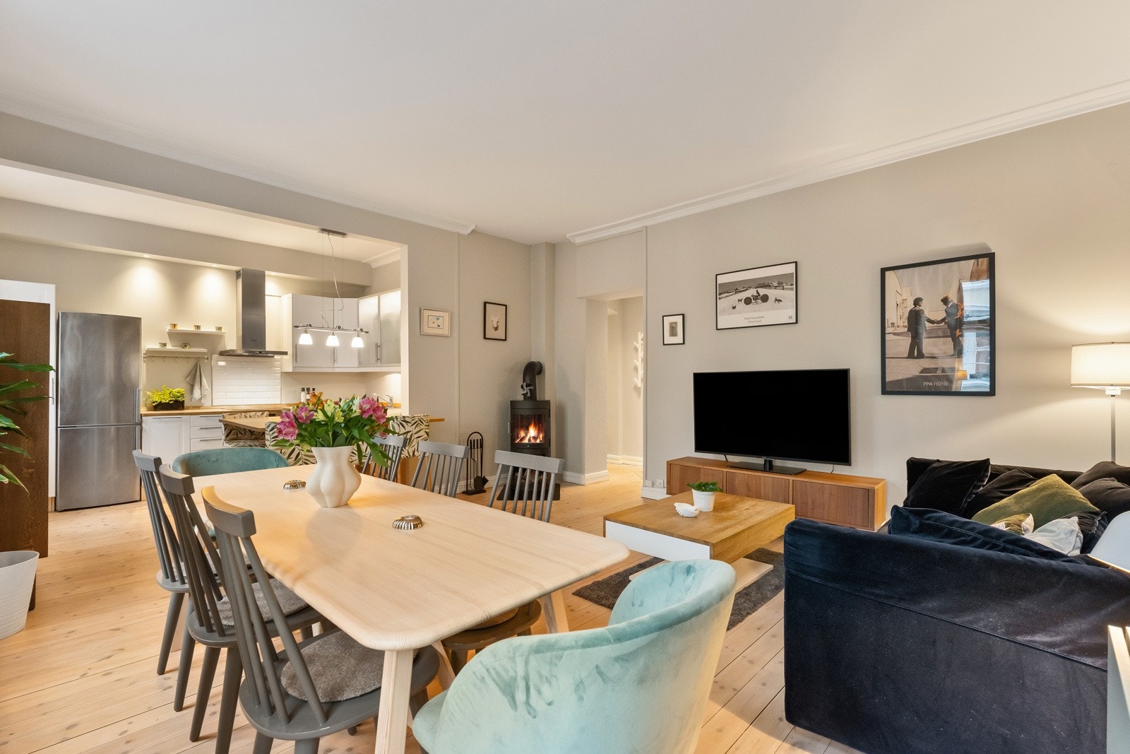 Stuen er svært romslig, som gir mulighet for å etablere ekstra soverom om ønskelig. Galleribilde