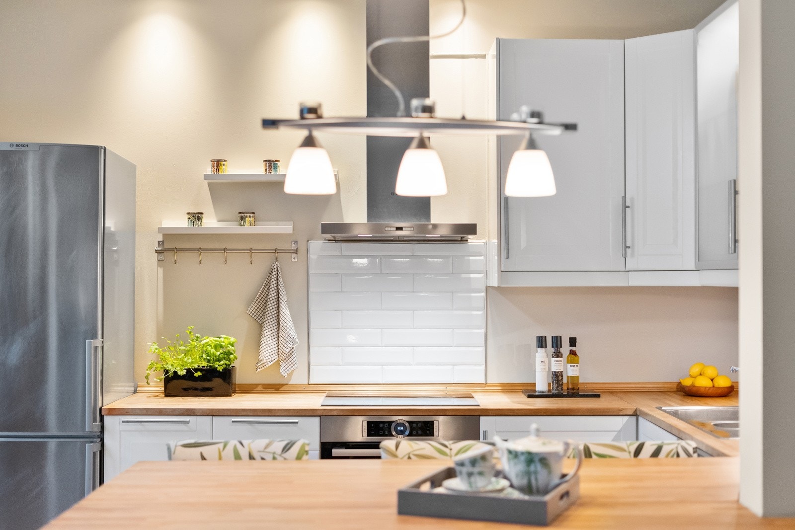 Delikate fliser med fasettkant i sprutsone bak platetopp. Galleribilde