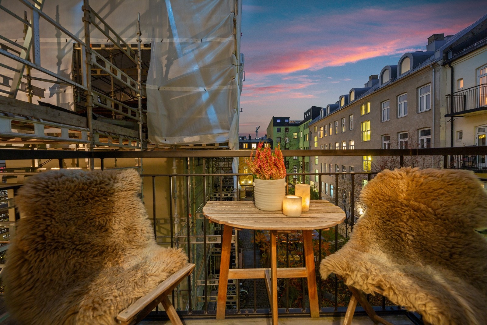 Leiligheten er en stor og lys 2-roms med gjennomgående planløsning i 3. etasje. Galleribilde