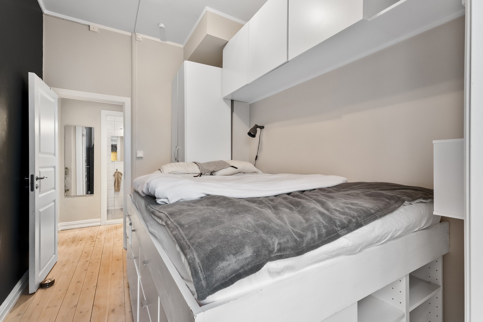 Gode oppbevaringsmuligheter i vegghengte skap og garderobe. Galleribilde