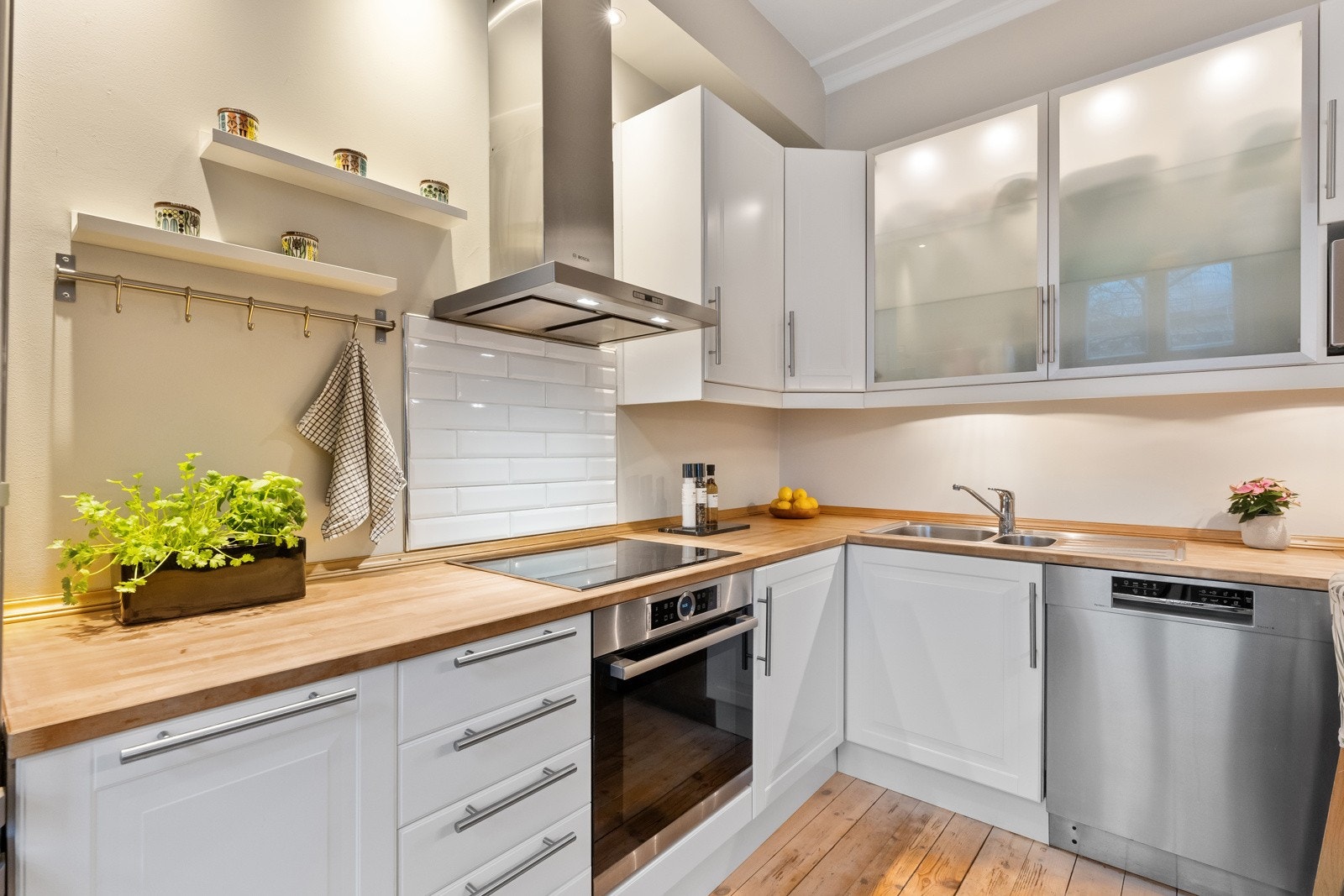 Gode arbeidsflater og oppbevaringsplass på kjøkkenet. Galleribilde