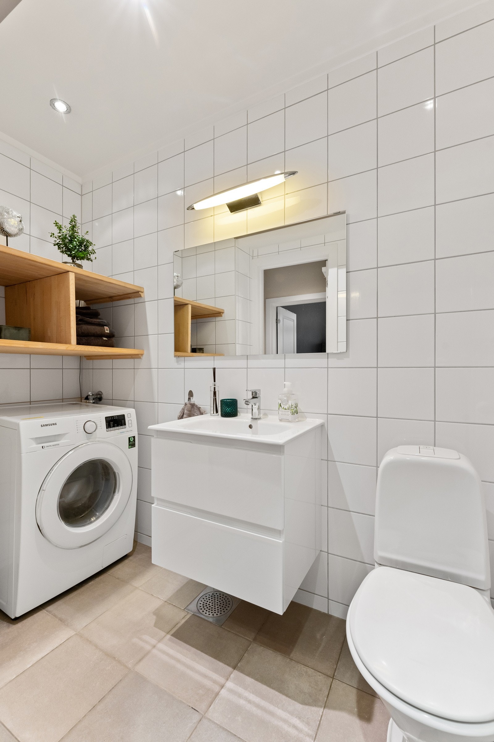 Heldekkende servant med servantskuffer fra 2024. Opplegg for vaskemaskin. Galleribilde