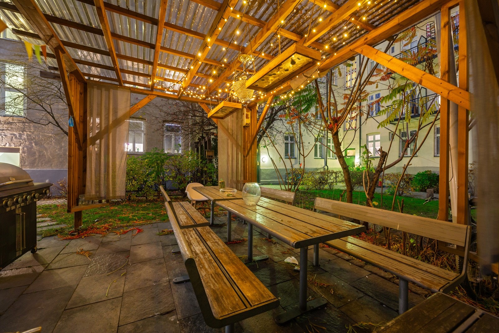 Hyggelig fellesarealer med pergola, grill og sittegrupper. Galleribilde