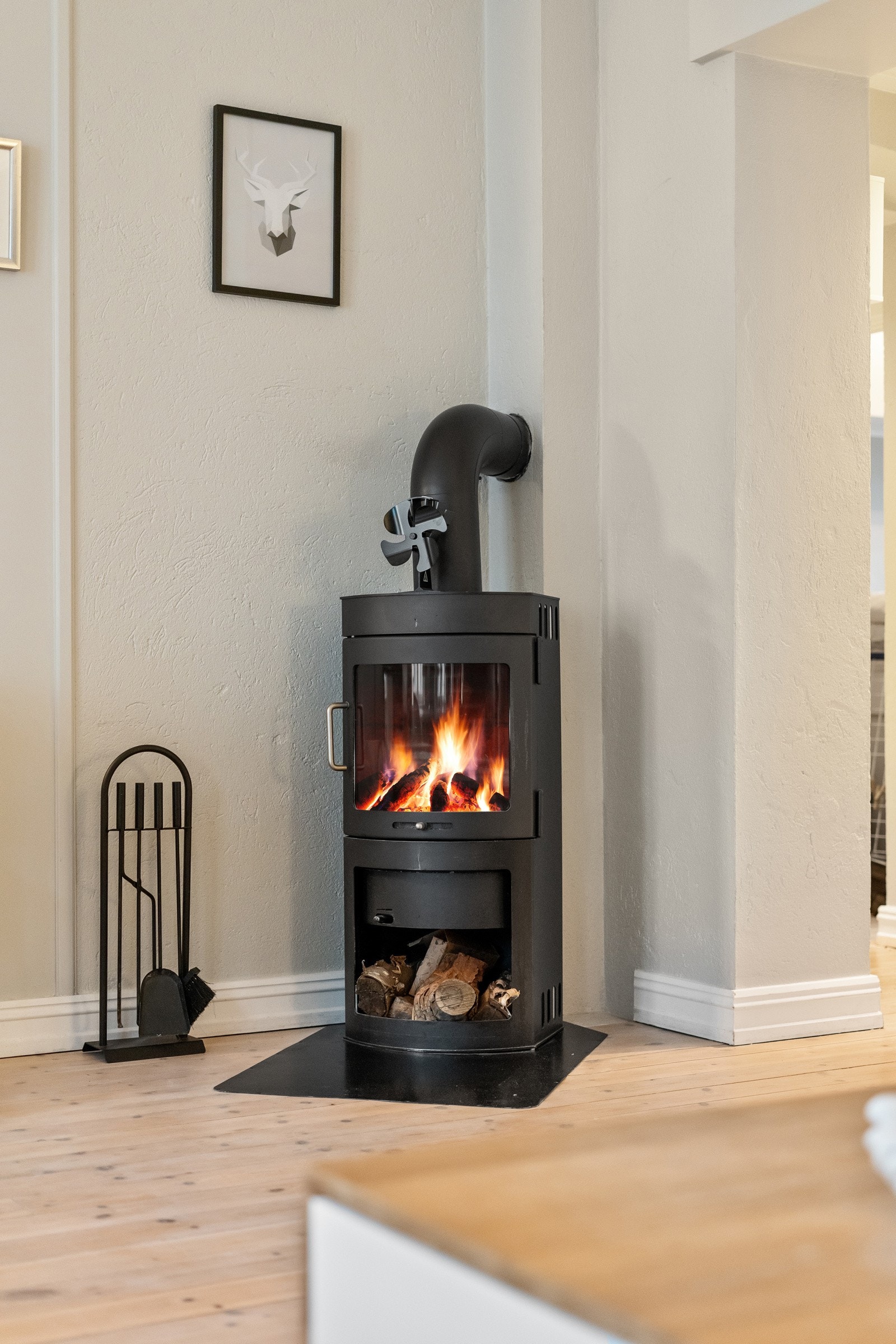 Det er peisovn i stue som gir godt med varme på kalde dager. Galleribilde