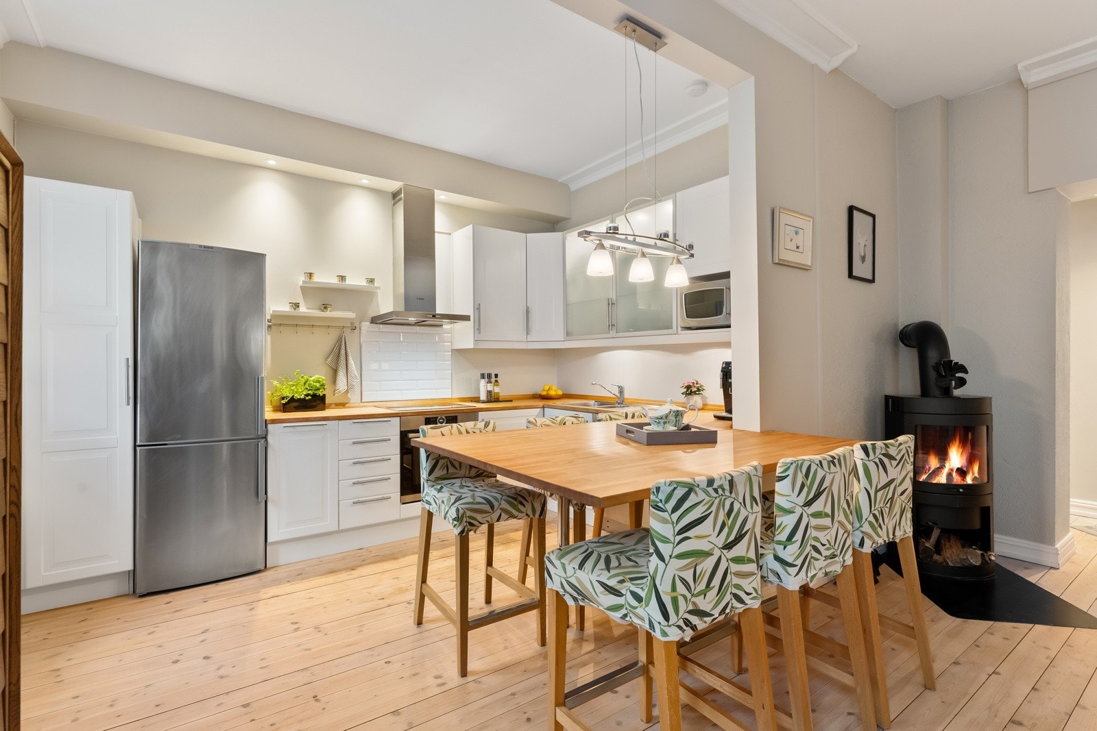 Delikat kjøkkeninnredning med nye fronter(2024) og heltre benkeplate. Galleribilde