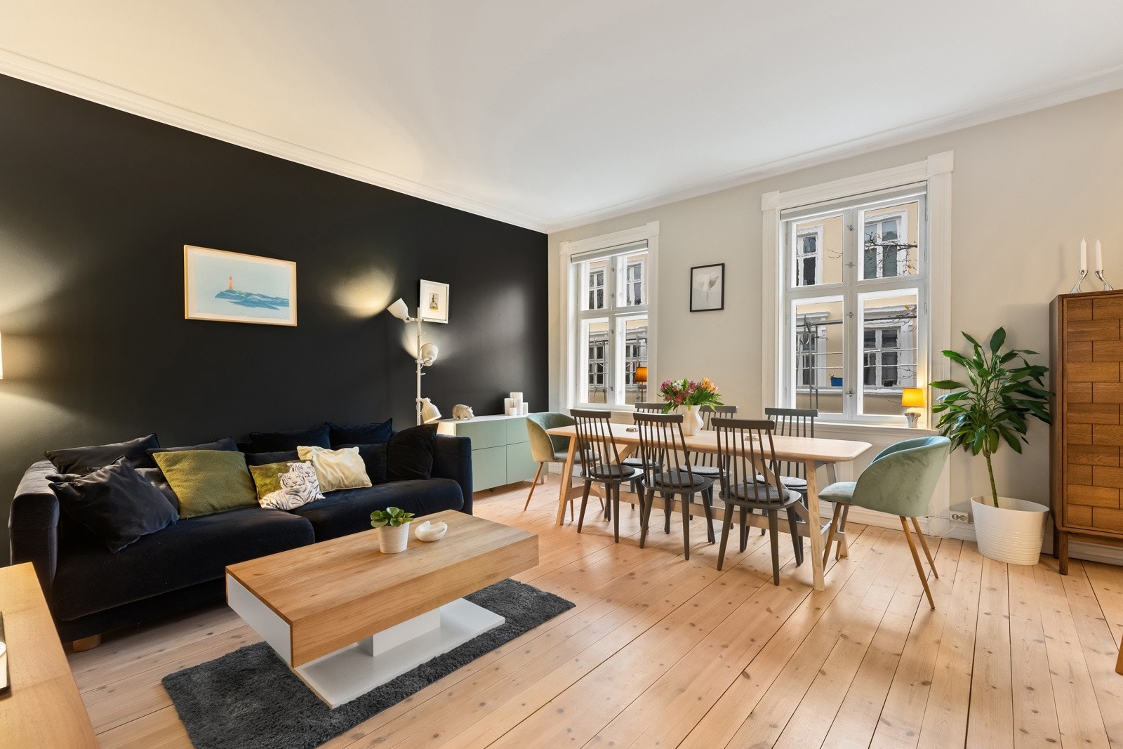 Store klassiske vindusflater slipper godt med naturlig lys inn i boligen. Galleribilde