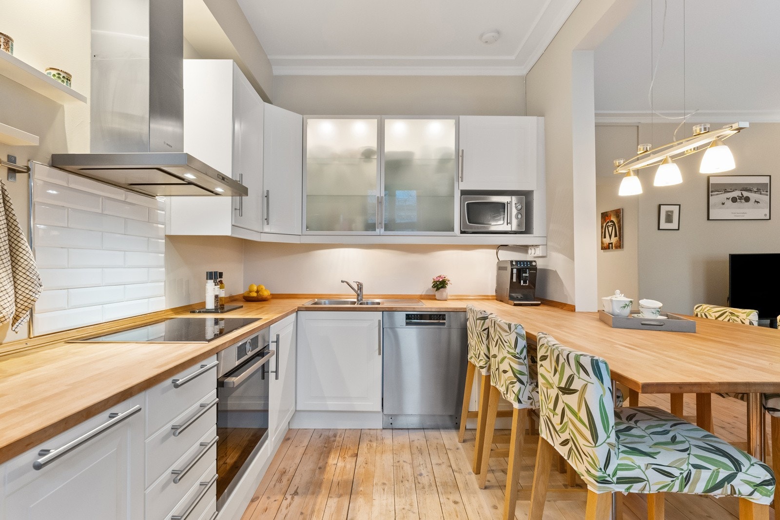 Integrerte hvitevarer er stekeovn og platetopp. Nisjer for kjøleskap og oppvaskmaskin. Galleribilde