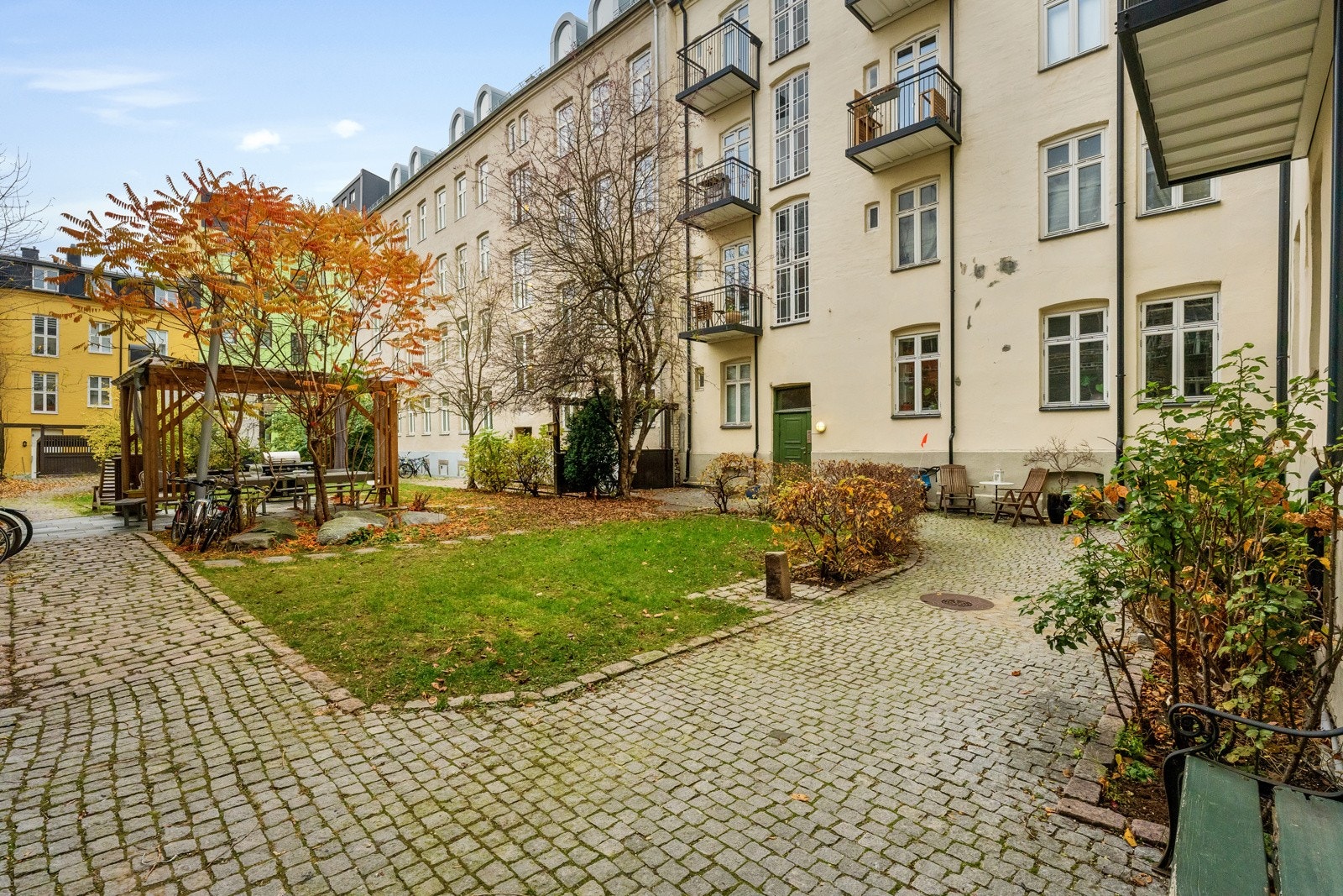 Pent opparbeidet stille indregårdsrom med sykkelparkering. Galleribilde