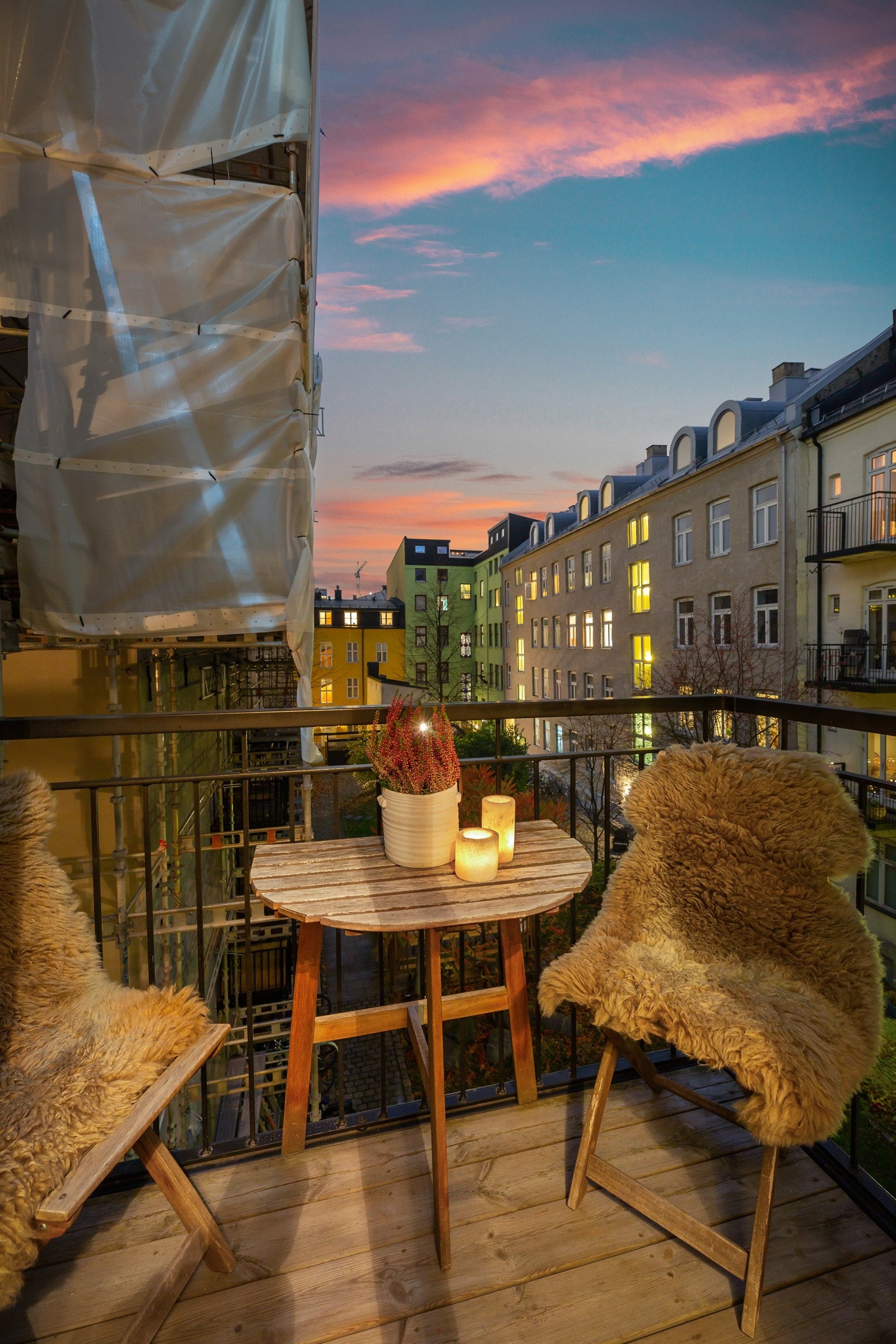 Kveldsstemning balkong. Balkongen er på ca. 2 kvm. Galleribilde