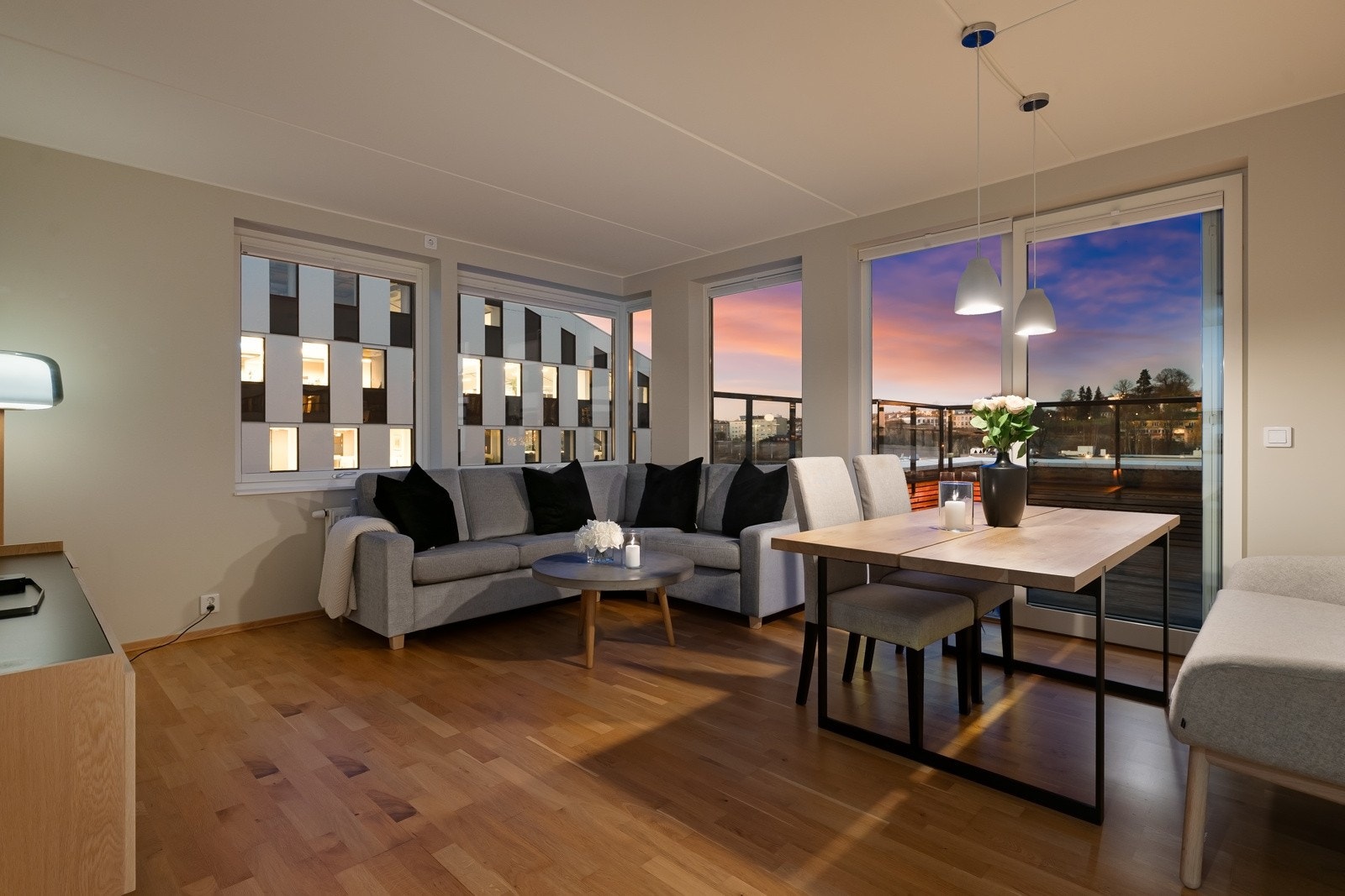 Leiligheten har romslig hjørnestue med god takhøyde og lysinngang fra 2 himmelretninger. Galleribilde