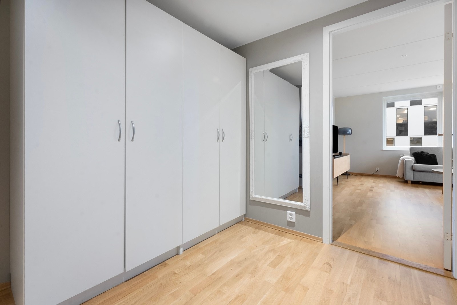 Leiligheten har en stor og praktisk gang med gode oppbevaringsmuligheter. Galleribilde