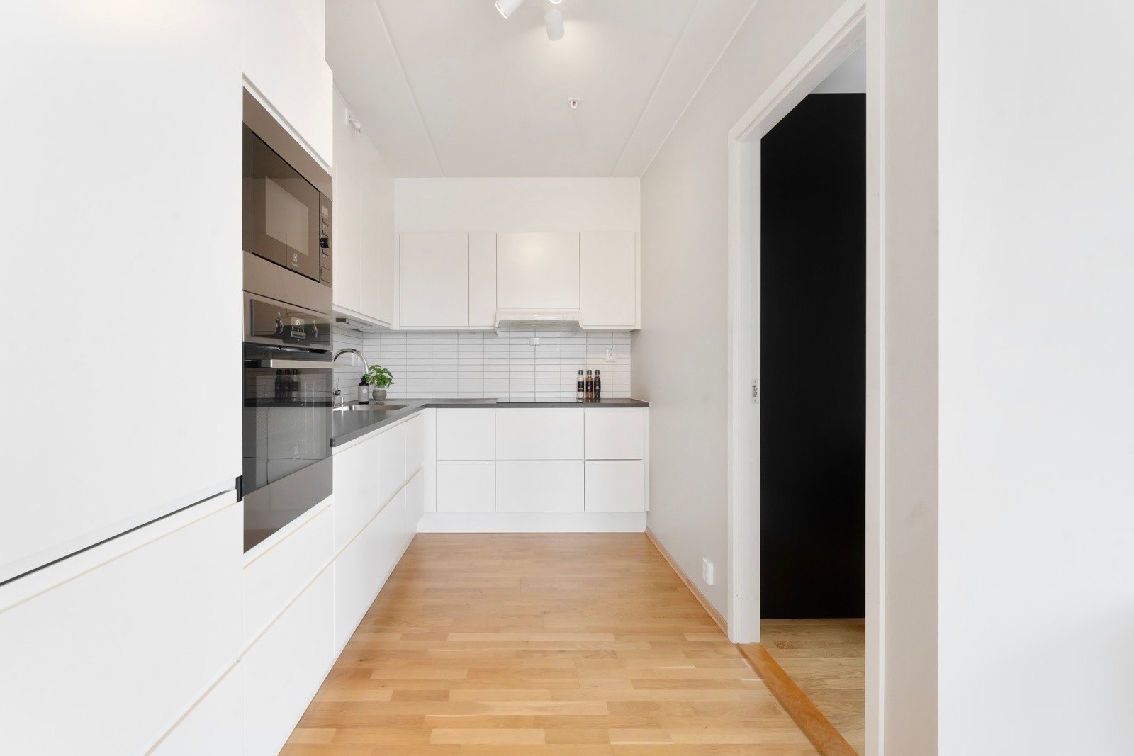 Integrerte hvitevarer på kjøkkenet. Waterguard og komfyrvakt er montert. Galleribilde