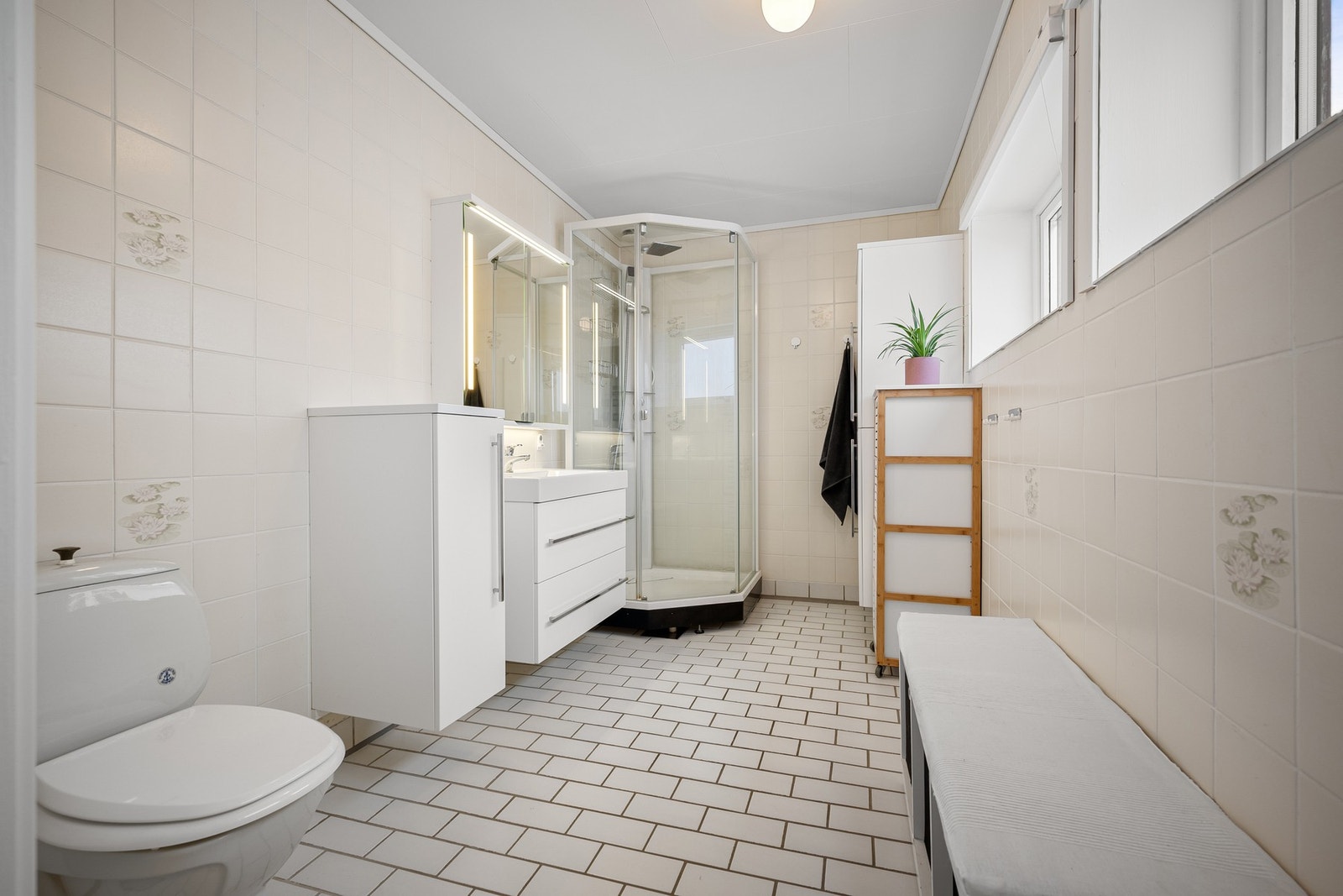 Lyst og flislagt bad med innredning og dusjkabinett fra 2013 Galleribilde