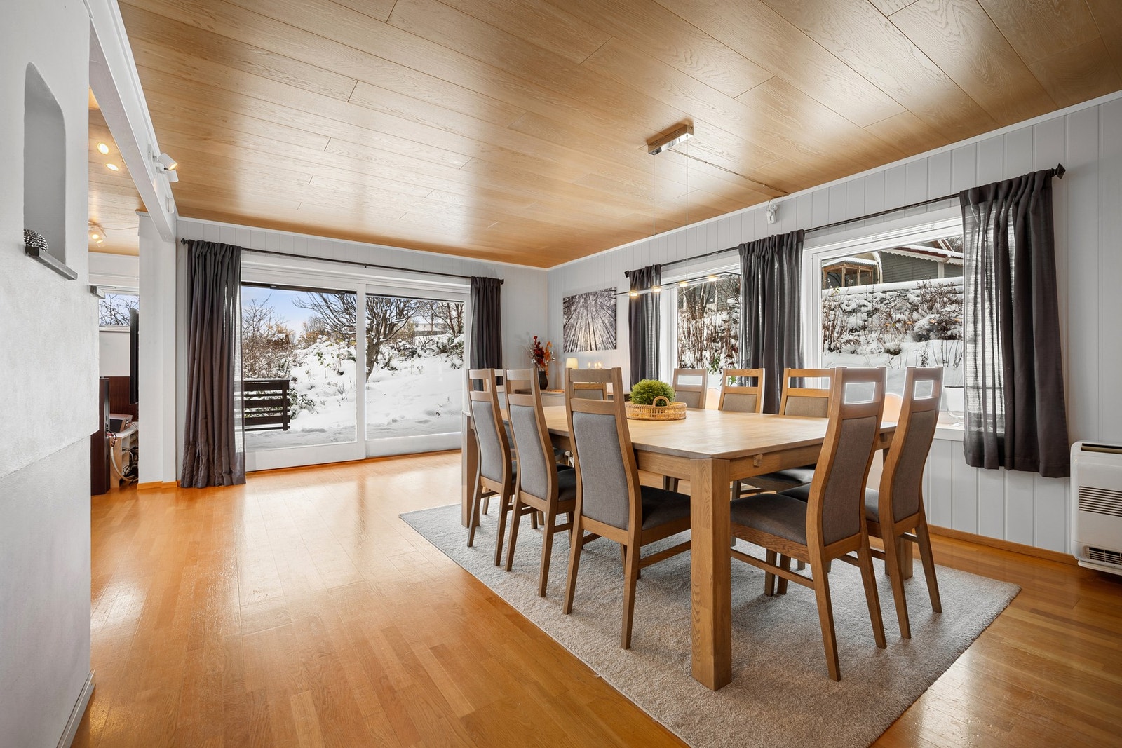 Skyvedørene i glass gir ekstra godt innslipp av lys, og har adkomst til terrasse Galleribilde