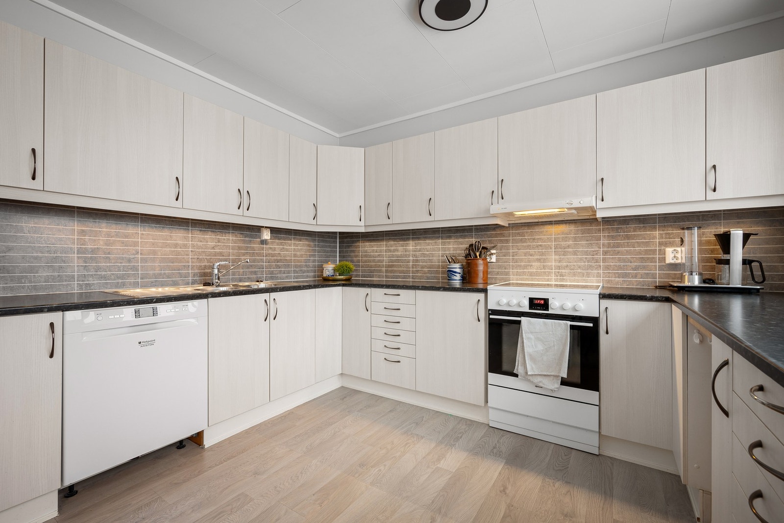 Pen og klassisk kjøkkeninnredning med oppgraderte fronter og benkeplater (2013) Galleribilde