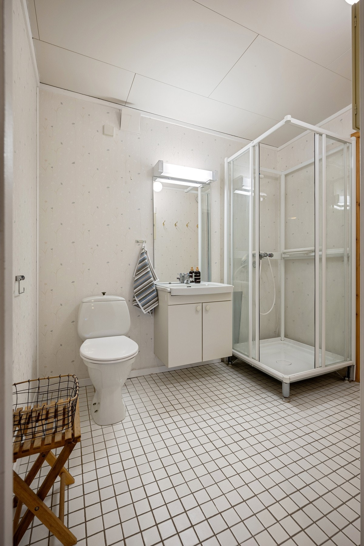 I underetasjen finner vi det tredje badet, her er det dusjkabinett, servantinnredning og toalett (flislagt gulv med varme) Galleribilde