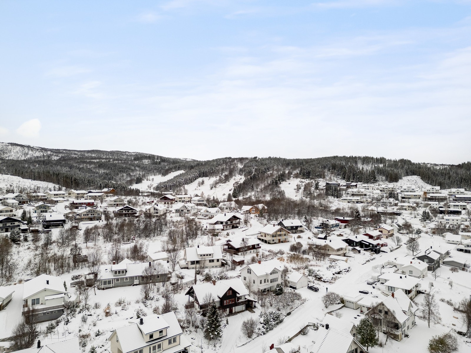 Tilbaketrukket fra større vei er det lite trafikkstøy og et barnevennlig boligområde Galleribilde