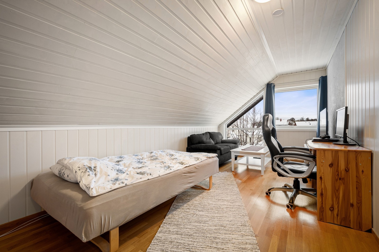 Soverom nr 4 - av totalt 5 soverom totalt i boligen, alle rom av god størrelse Galleribilde