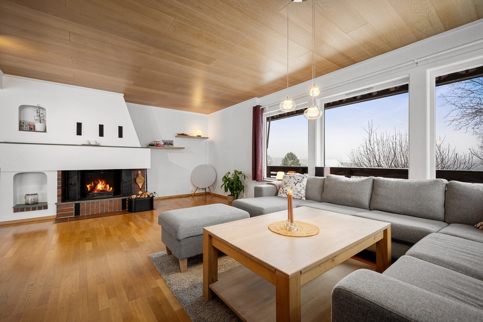 Velkommen inn - vi begynner med boligens samlingssted og hjerterom, stua! Galleribilde