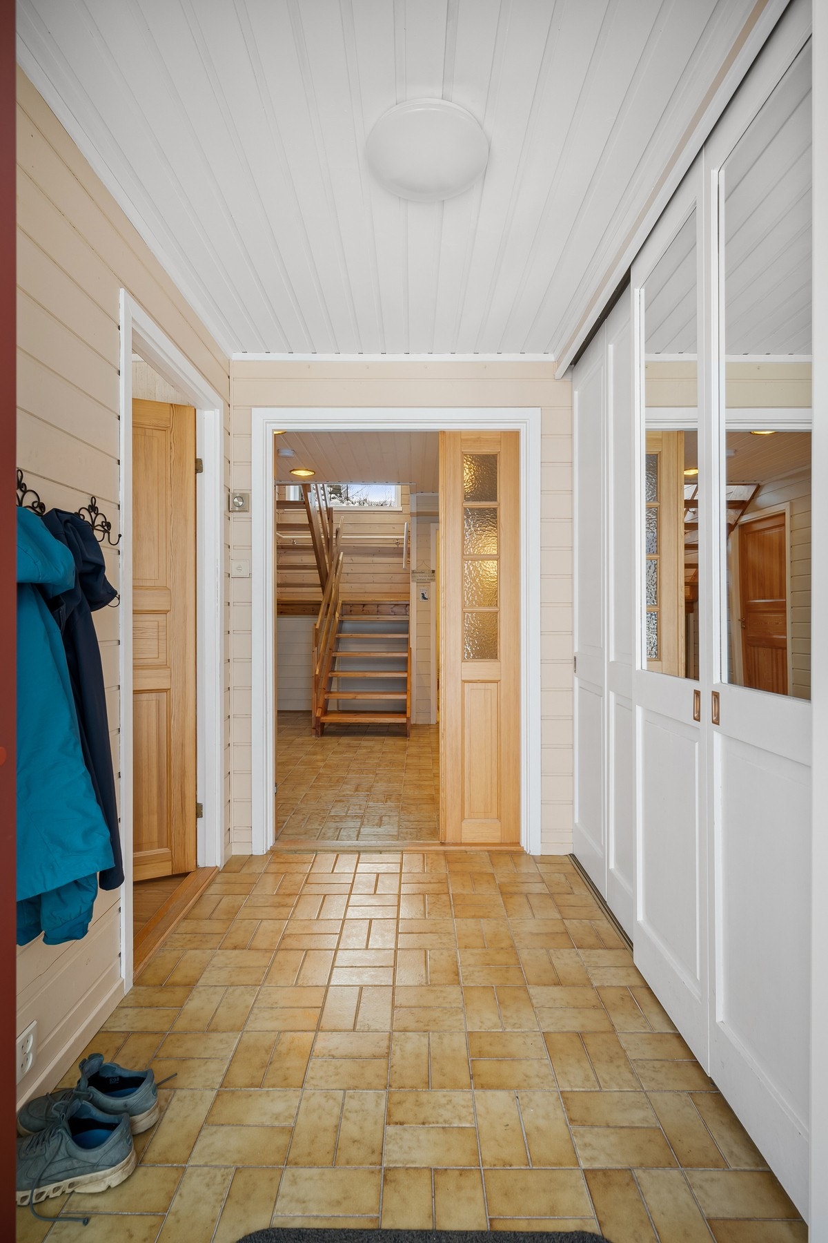 Flislagt entré med gulvvarme, og skyvedørsgarderobe - perfekt for å skjule yttertøyet og holde gangen ryddig Galleribilde