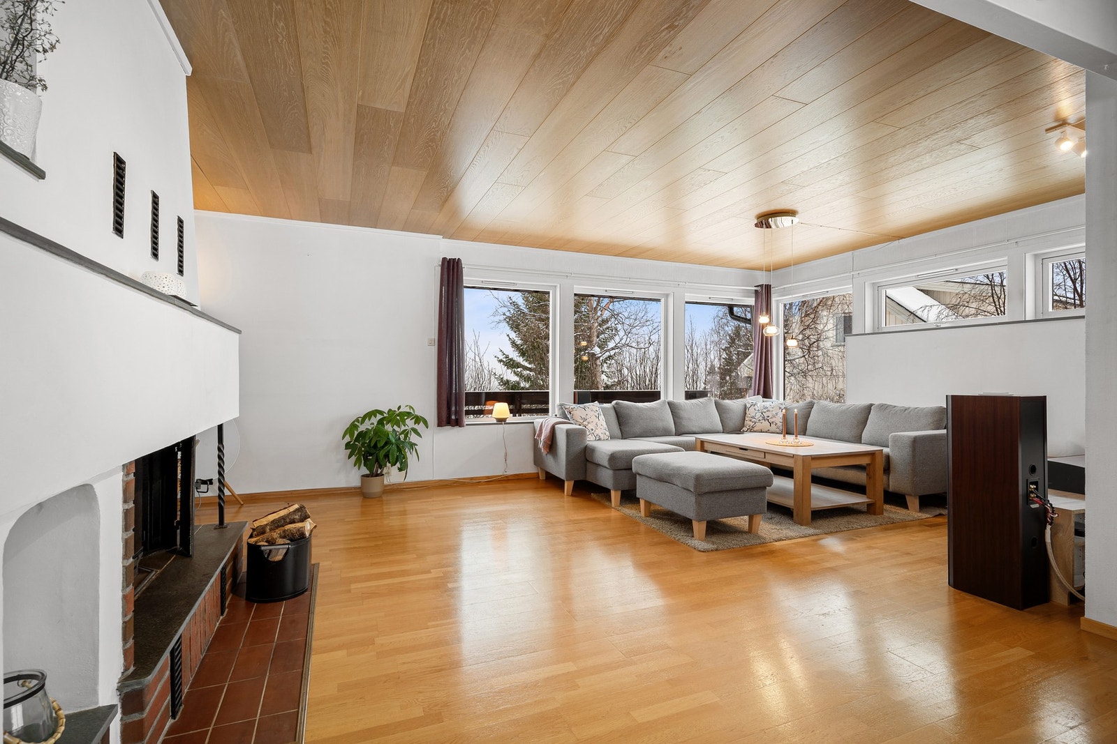 Lys stue med vinduer som gir godt dagslys skaper god romfølelse Galleribilde