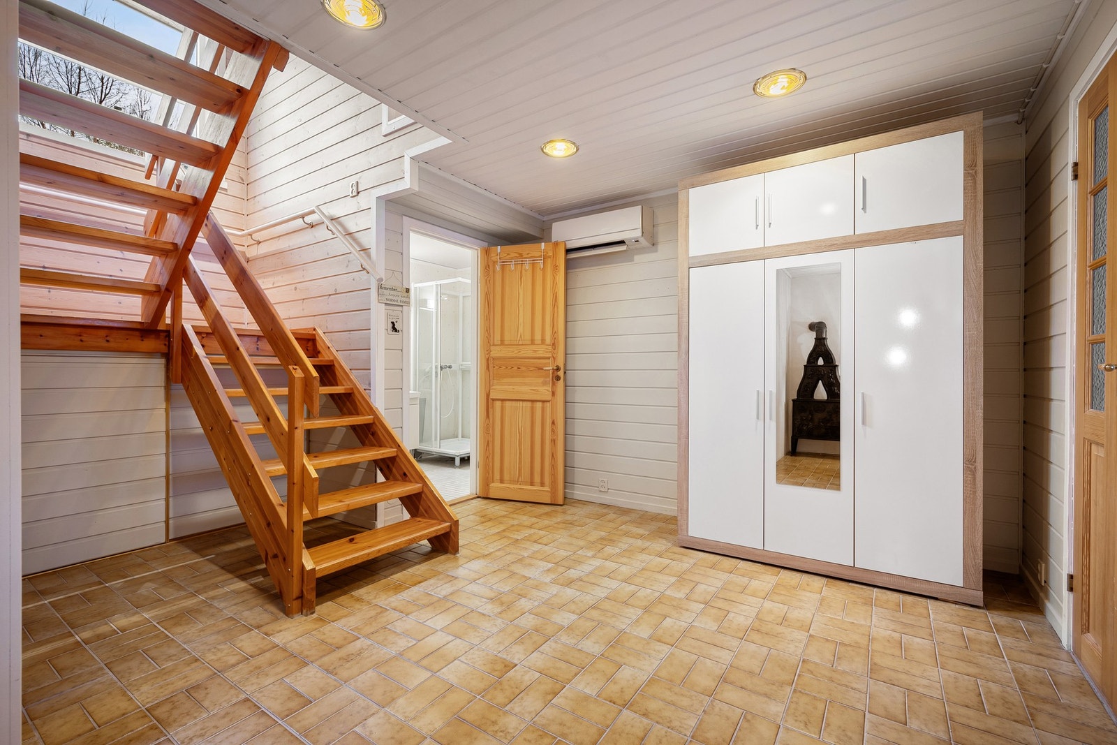 Stor hall med god plass til garderobeskap eller kanskje et hyggelig lesehjørne? Den veggmonterte varmepumpen gir behagelig temperatur året rundt Galleribilde