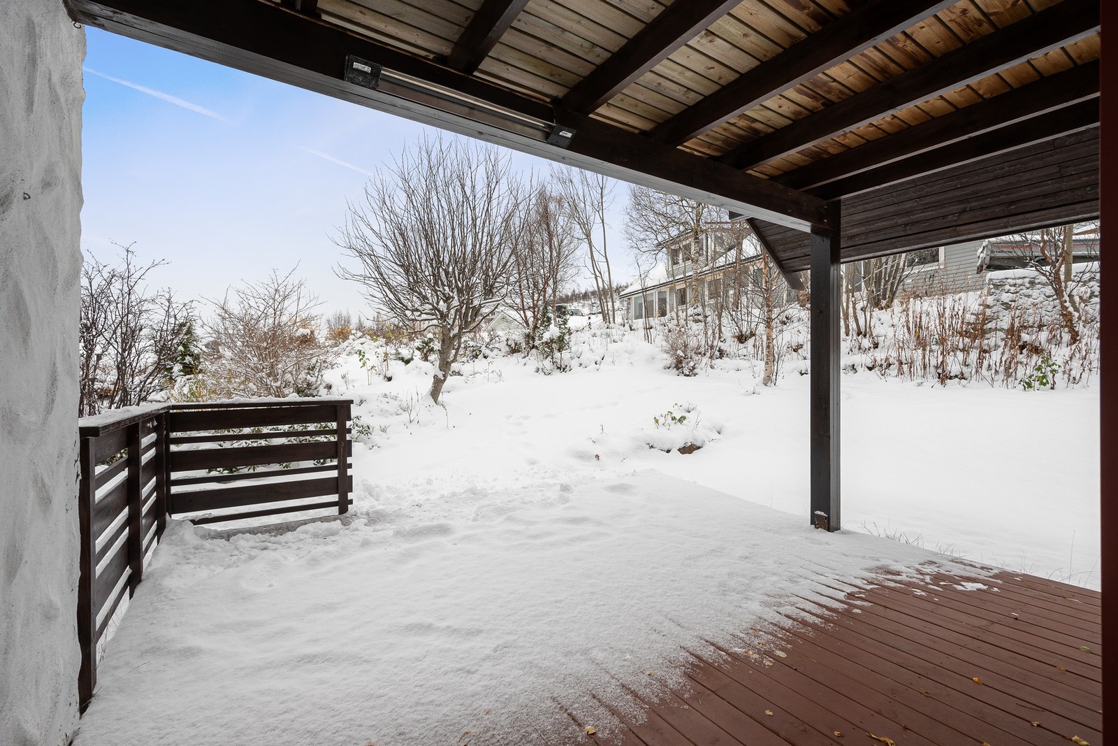Terrasseområdet på baksiden har delvis overbygg og plass til et hyggelig utemøblement Galleribilde
