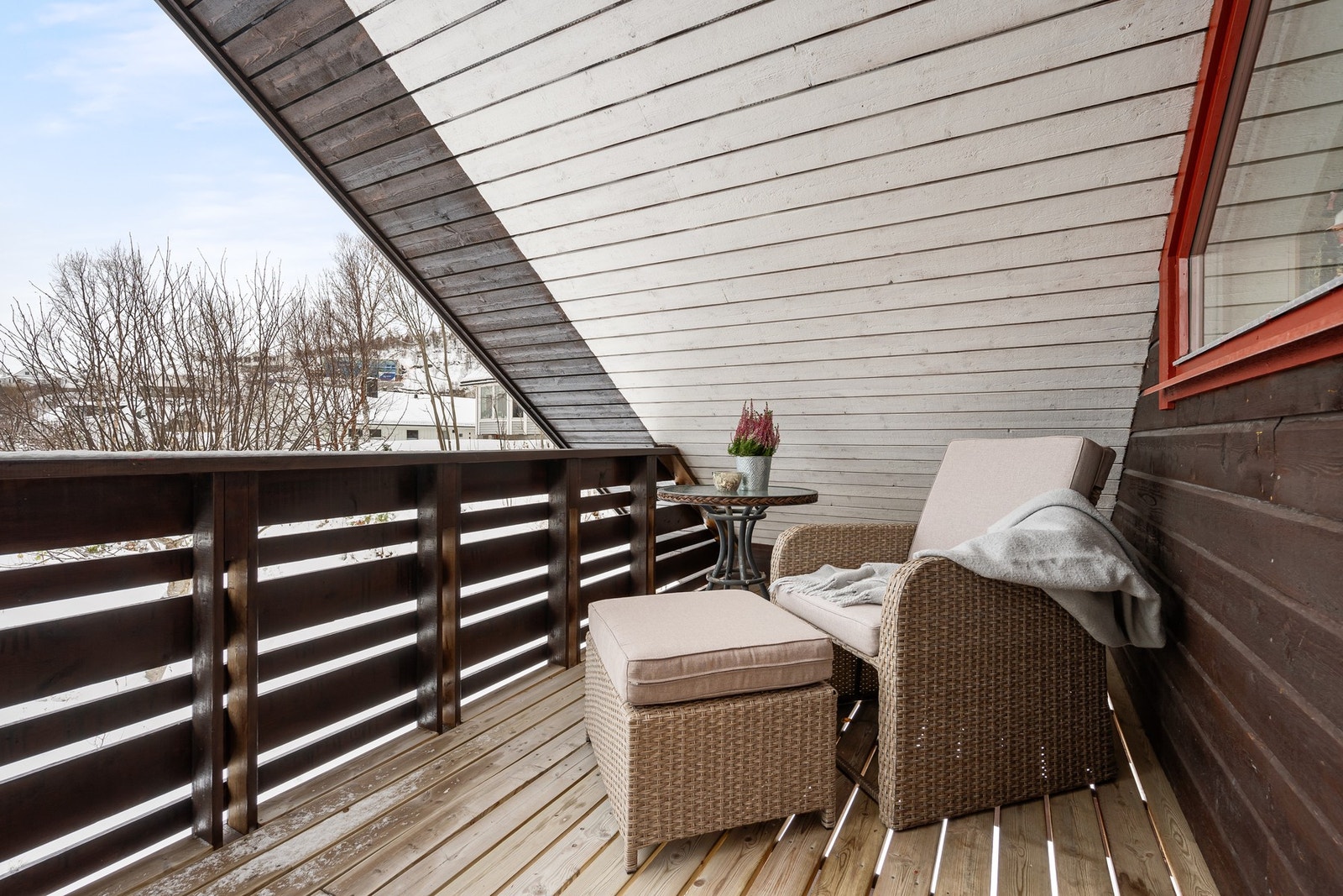 Fra soverom på loftsetasje er det tilhørende koselig balkong Galleribilde