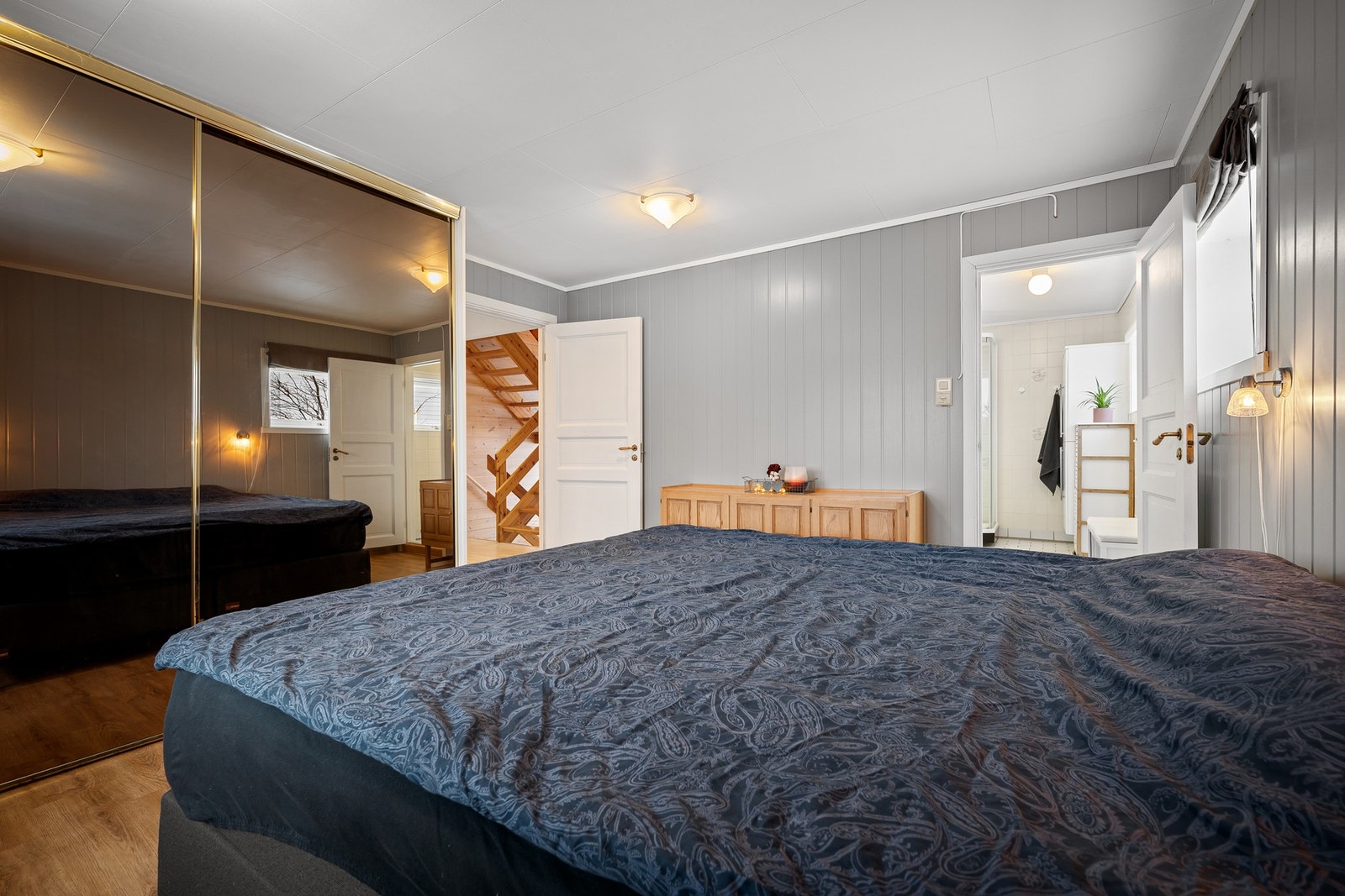 Hovedsoverommet er utstyrt med skyvedørsgarderobe Galleribilde