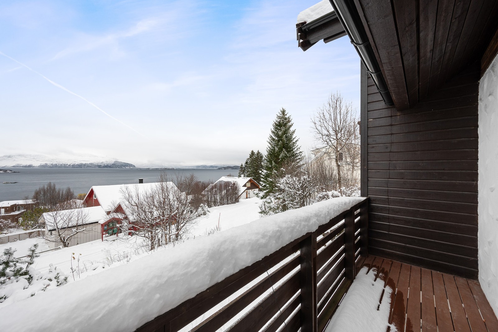 Balkong tilhørende hovedsoverom, hvor du kan nyte nydelig havutsikt Galleribilde