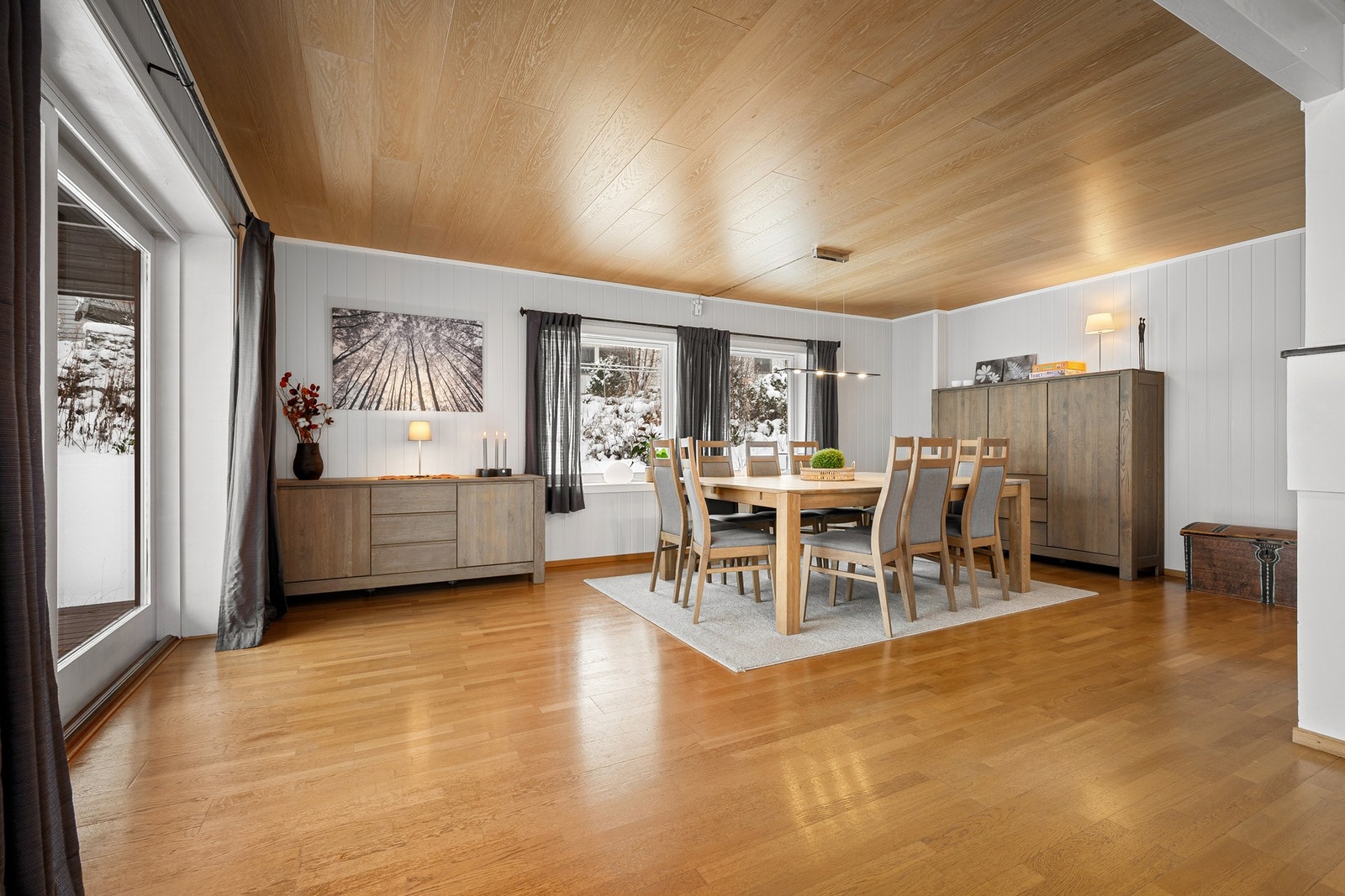 Rikelig med plass til spisestue som rommer både familie og venner, her er det plass for sosiale sammenkomster Galleribilde