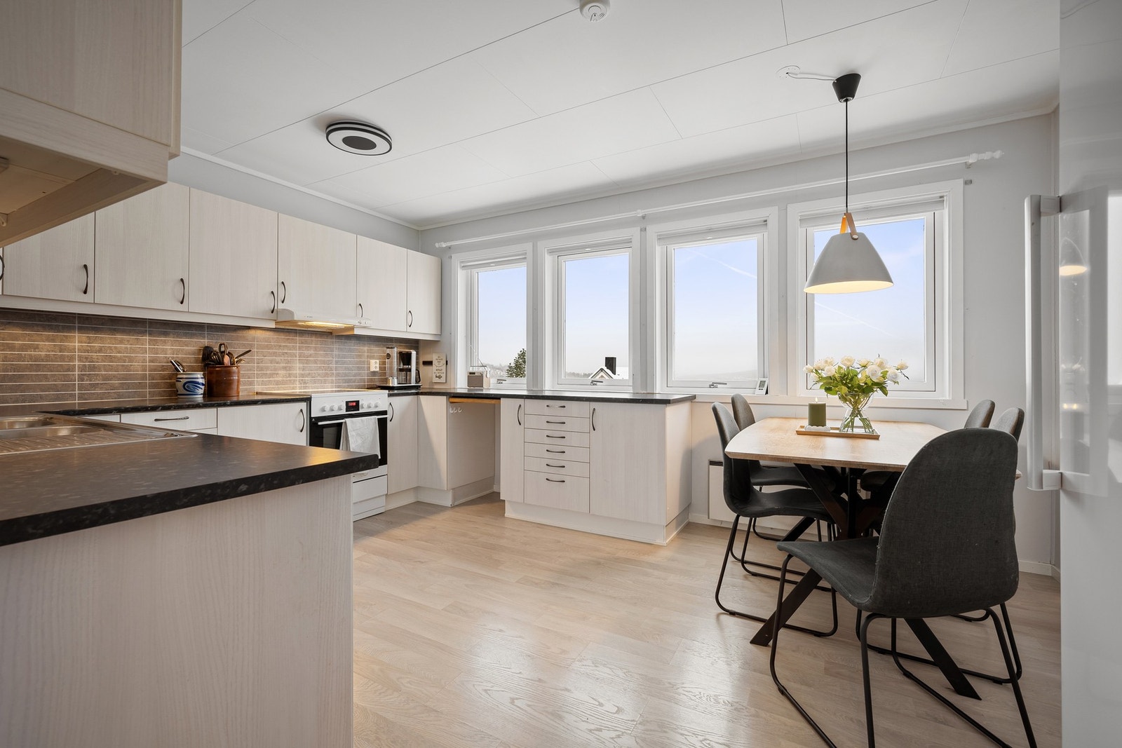 Kjøkkenet er romslig med rause arbeidsflater for den som er glad i å kokkelere, og god plass i skap og skuffer til å holde orden Galleribilde