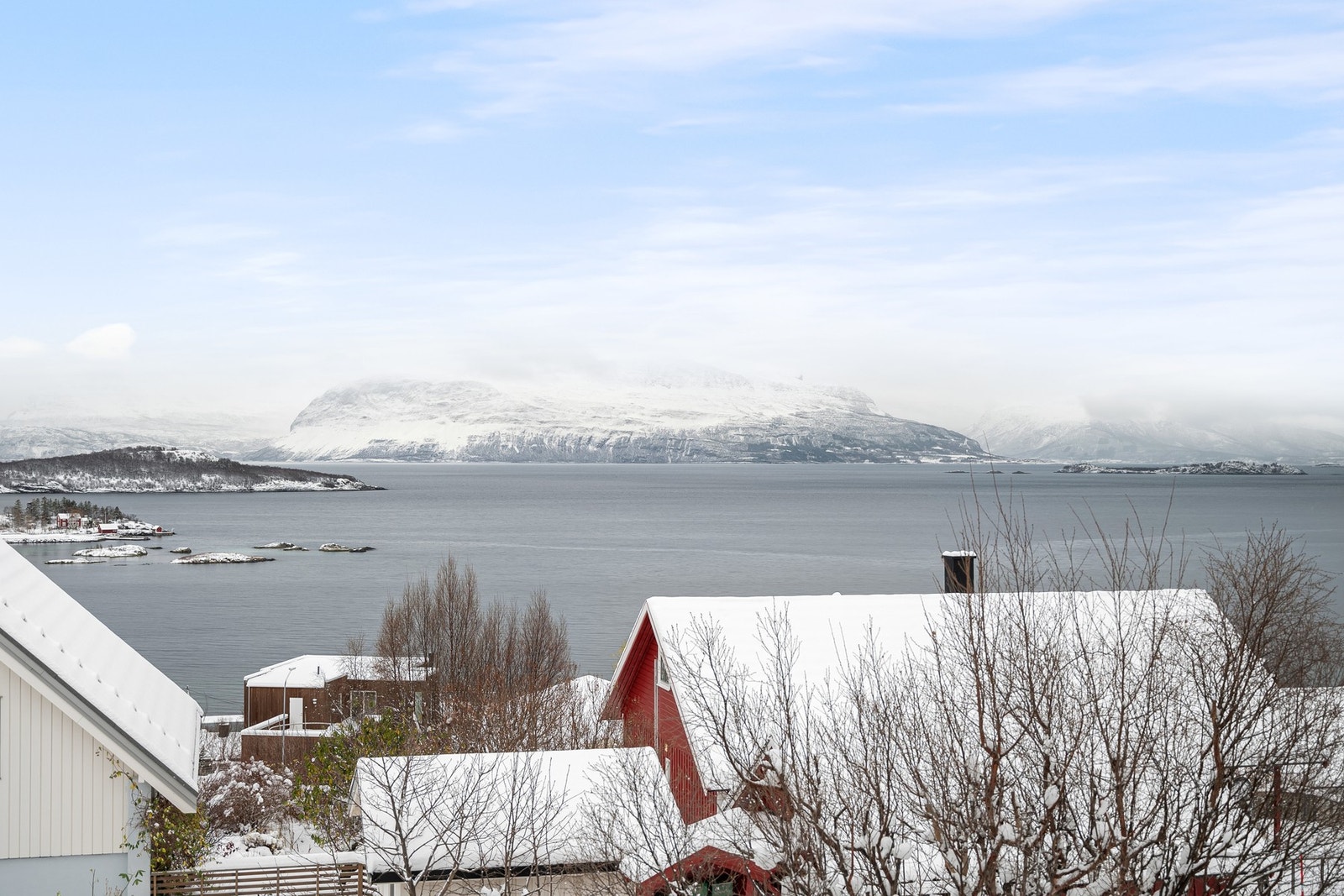 Høyt i terrenget har du nydelig utsikt over havet og omkringliggende områder Galleribilde